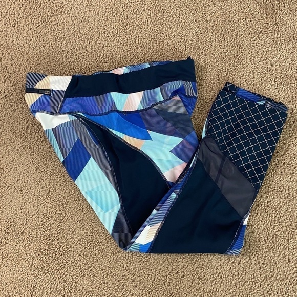 𝅺Athleta Women’s Electric Geo Sonar Capri Tights Blue Black & White Colors Sz M - Picture 14 of 15
